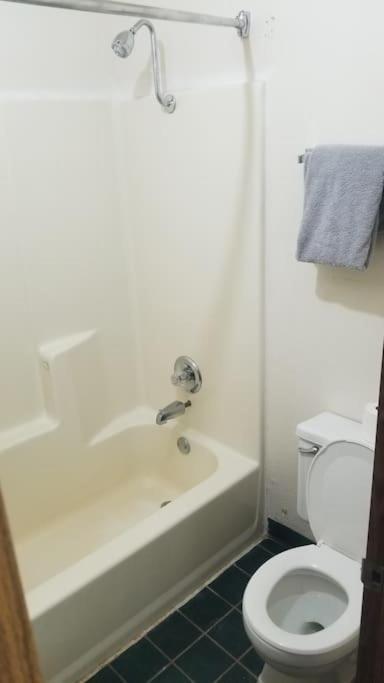 Hotel King Bed Hotel Room 120 Booking 스틸워트 외부 사진